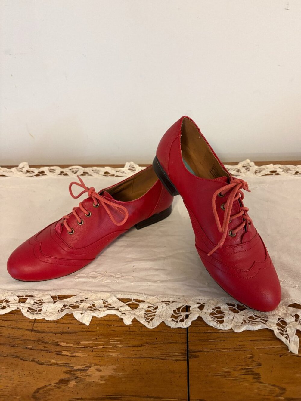 M2 by Miz Mooz Women's Size 7.5 Lace Up Low Heel Oxford. Red